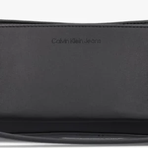 soldes officiel Calvin Klein Sculpted Shoulder Pouch Two Tone Sac Bandoulière En Noir 11