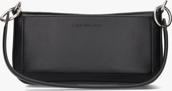 soldes officiel Calvin Klein Sculpted Shoulder Pouch Two Tone Sac Bandoulière En Noir 4