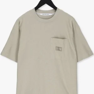 en ligne officielle Calvin Klein T-shirt Shrunken Badge Pocket Tee En Beige 13