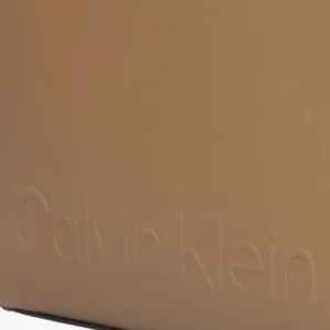 Calvin Klein Minimal Hardware Crossbody Sac Bandoulière En Camel vente pas cher en ligne 15