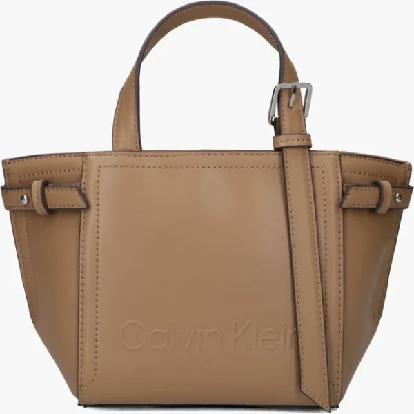 REMISE allant Calvin Klein Minimal Hardware Mini Tote Sac à Main En Camel 1