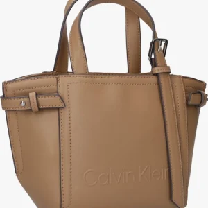 REMISE allant Calvin Klein Minimal Hardware Mini Tote Sac à Main En Camel 9