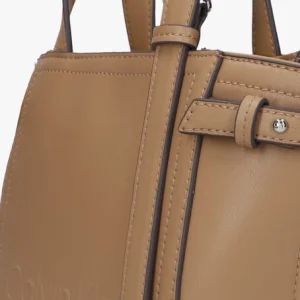 REMISE allant Calvin Klein Minimal Hardware Mini Tote Sac à Main En Camel 15