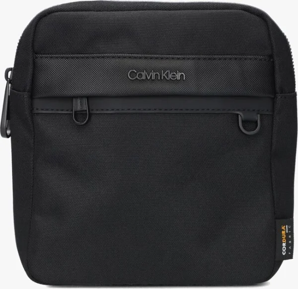 magasin Calvin Klein Remote Conv Reporter S Sac Bandoulière En Noir 1