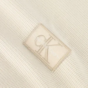 Calvin Klein Pull Shrunken Badge Ls Waffle Tee En Beige vente en ligne 15