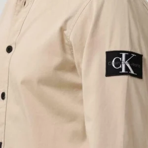 Calvin Klein Surchemise Monologo Badge Relaxed Shirt En Beige remise en ligne 11