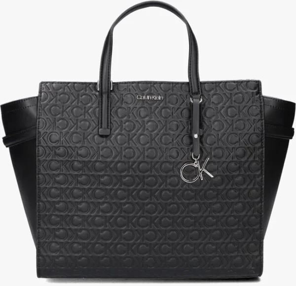 vente luxe pas cher Calvin Klein Ck Must Tote Md Embossed Sac à Main En Noir 1