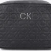 Calvin Klein Re-lock Camera Bag Emb Mono Sac Bandoulière En Noir site pas cher 17