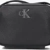 boutique en ligne Calvin Klein Minimal Monogram Camera Bag18 Sac Bandoulière En Noir 17