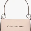 Meilleur Prix Calvin Klein Sculpted Shoulder Pouch25 Mono Sac Bandoulière En Beige 17