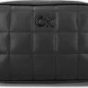 Prestation Et Rapide Calvin Klein Re-lock Quilt Camera Bag Sac Bandoulière En Noir 19